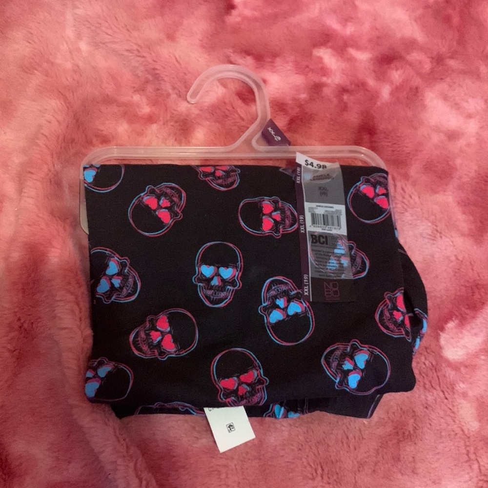 BRAND NEW SKULL LEGGINGS!!